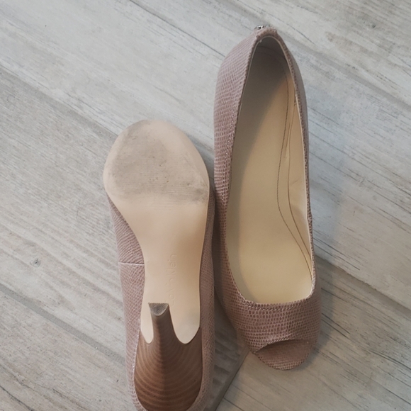 Shoes - Picture 2 of 4